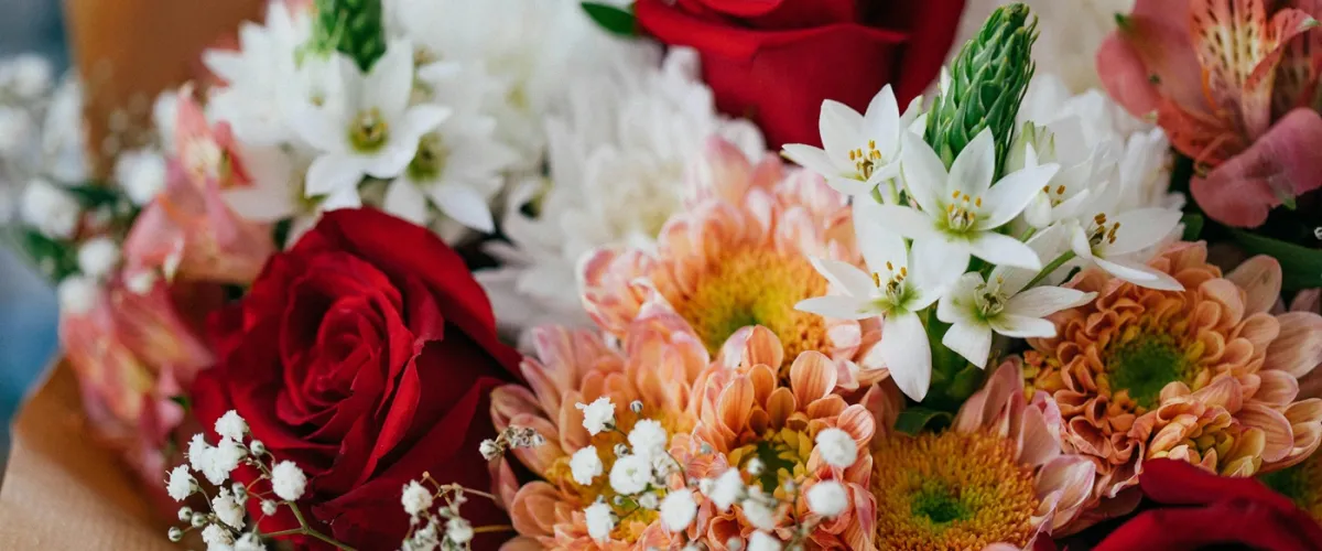 Fiori per San Valentino: rose rosse o tulipani? Scegli il bouquet perfetto e fai colpo con i fiori giusti