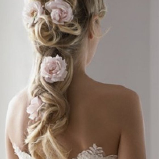 treccia sposa capelli lunghi con fiori