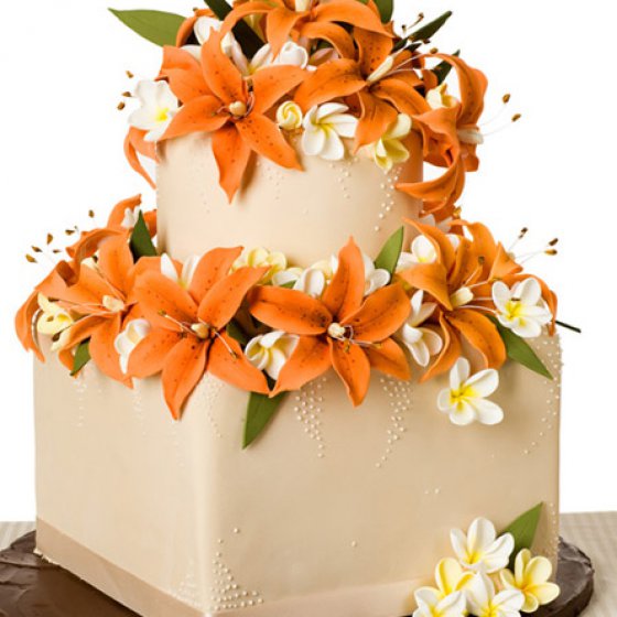 torta nuziale con decorazioni arancione