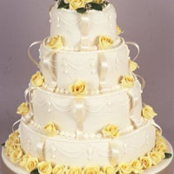 torta nuziale con decorazioni gialle