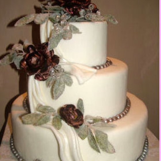 torta nuziale con decorazioni tema matrimonio in marrone