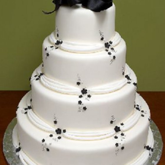 torta nuziale con decorazioni nere