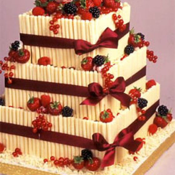 torta nuziale con decorazioni frutta rossa