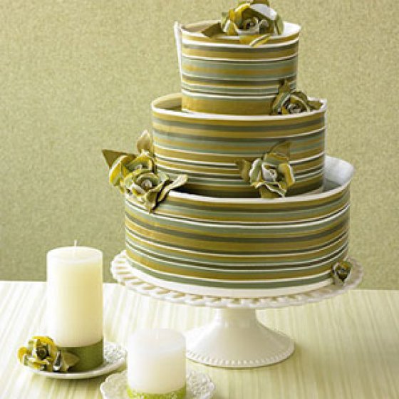 torta nuziale con decorazioni verde
