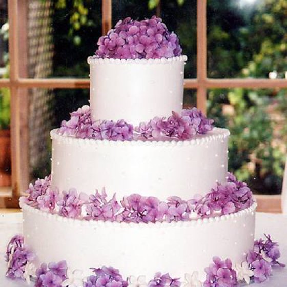 torta nuziale con decorazioni viola